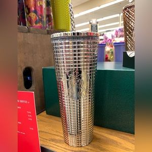 STARBUCKS LIMITED EDITION 2023 HOLIDAY METALLIC MIRROR SILVER GRID VENTI TUMBLER